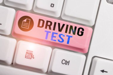 Word yazma metin Sürüş Testi. Bir gösterici s test etmek için prosedür için iş kavramı beyaz arka plan anahtar kopya üzerinde boş not kağıdı ile bir motorlu araç Beyaz pc klavye sürücü yeteneğidir