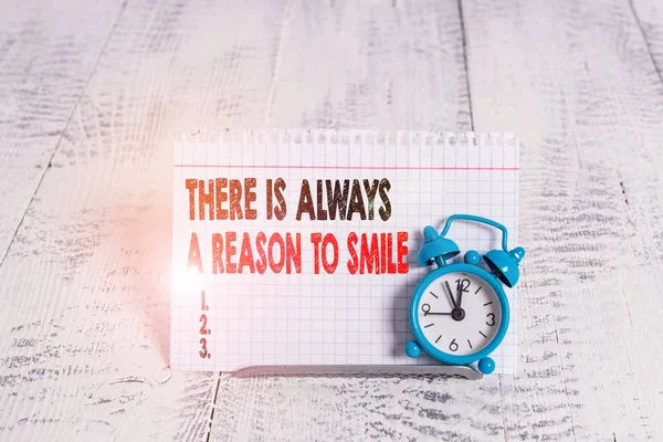 Scrittura a mano concettuale che mostra C'è sempre una ragione per sorridere. Business photo text Pensiero positivo buon atteggiamento energia . — Foto Stock