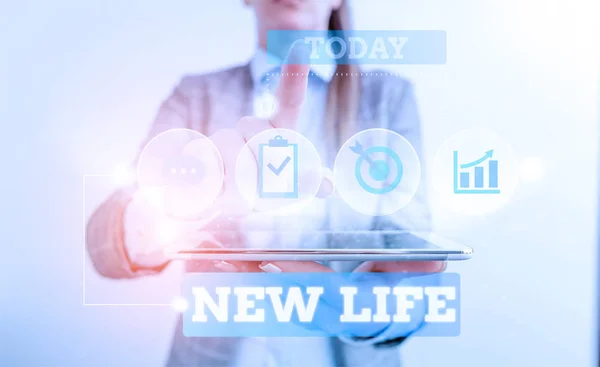 Signo de texto mostrando Nueva Vida. Foto conceptual inicio del cambio en la existencia de un individuo o animal Traje de trabajo formal de desgaste humano femenino que presenta el uso de presentación dispositivo inteligente . — Foto de Stock