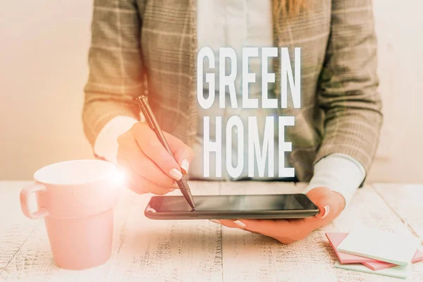 Escrevendo uma nota mostrando Green Home. Exibição de fotos de negócios Uma área cheia de plantas e árvores onde você pode relaxar Mulher de negócios sentada com telefone celular e xícara de café na mesa . — Fotografia de Stock