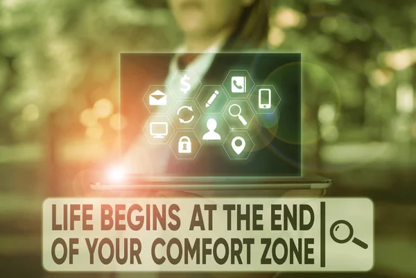Yaşam Comfort Zone Sonunda Başlar gösteren metin işareti. Kavramsal fotoğraf Değişikliklerin büyümesini gerçekleştirin. — Stok fotoğraf