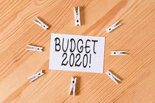 Conceptueel handschrift dat budget 2020 weergeeft. Zakelijke foto tekst raming van baten en lasten voor volgend of huidig jaar gekleurde verfrommeld papieren houten vloer achtergrond wasknijper. — Stockfoto