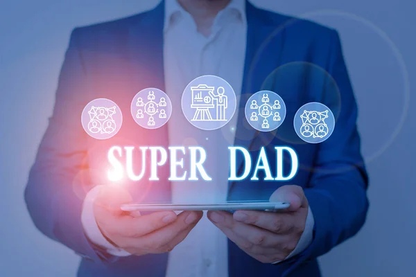 Pisanie notatki pokazano Super DAD. Business Photo gablota dzieci Idol i Super Hero inspiracji patrzeć na męskiej nosić formalne garnitur prezentacji Prezentacja inteligentne urządzenie. — Zdjęcie stockowe