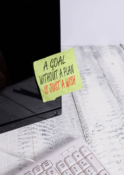 Ein Ziel ohne Plan ist nur ein Wunsch. Geschäftskonzept für Strategien zur Erreichung von Zielen Notationspapier auf schwarzen Computerbildschirm in der Nähe der weißen Tastatur geklebt. — Stockfoto