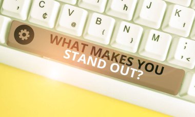 Sizi Öne Çıkaran Soruyu Gösteren Kavramsal el yazısı. Beyaz arka plan üzerinde not kağıdı ile nitelikleri Beyaz pc klavye hakkında birisi soran İş fotoğraf metin.