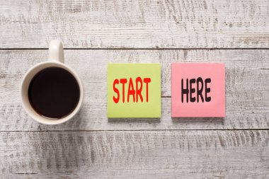 El yazısı metin yazma Başlat Burada. Kavram bu tahta masanın üzerinde siyah kahve bir fincan yanında yerleştirilen hedefe Sabit gitmek için başlangıç noktası olduğunu birisi söylüyorum.