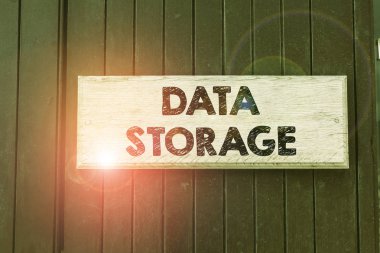 Veri Depolama'yı gösteren not yazma. Reklam için boş beyaz tahta elektromanyetik veya diğer formlarda veri arşivleme eylemi vitrine İş fotoğraf. Metin eklemek için beyaz alan.