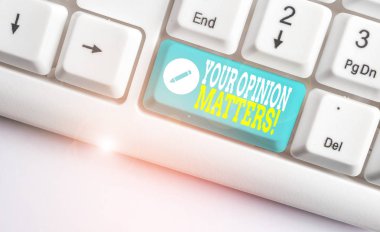 El yazısı metin Your Opinion Matters. Kavram anlamı sadece beyaz arka plan tuşu kopyalama alanı üzerinde boş not kağıdı ile Beyaz pc klavye söyledi bir şey ile aynı fikirde olmadığını göstermektedir.