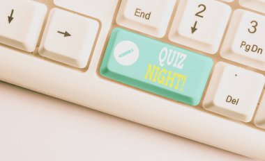 El yazısı metin Quiz Night. Kavram anlamı bireyler arasında akşam test bilgi yarışması Beyaz pc klavye beyaz arka plan tuş kopyalama alanı üzerinde boş not kağıdı ile.