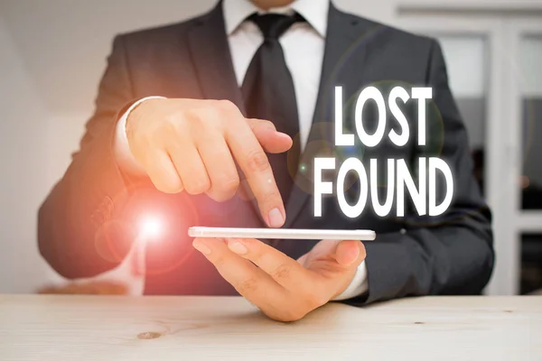 Scrivere un biglietto che mostra Lost Found. Business photo showcase Cose che vengono lasciati alle spalle e possono recuperare al proprietario . — Foto Stock