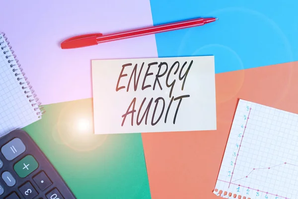 Handschrift tekst energie-audit. Concept betekent beoordeling van de energiebehoefte en de efficiëntie van een kantoor apparaat kleurrijke Square desk studie levert lege papieren sticker. — Stockfoto