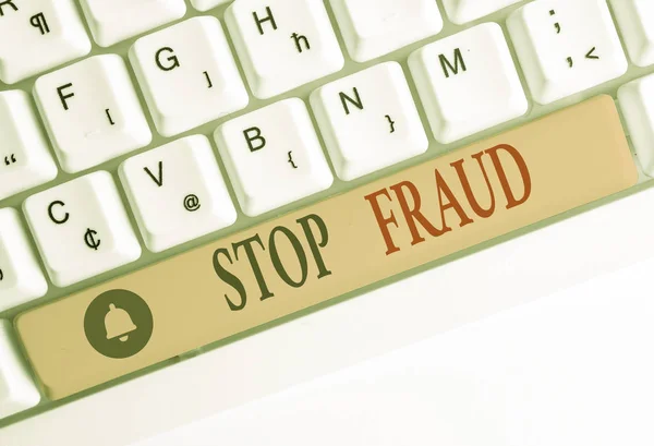 Texto de escritura de palabras Stop Fraud. Concepto de negocio para consejos de campaña que muestran a ver sus transacciones de dinero Teclado de PC blanco con papel de nota vacío sobre el espacio de copia de clave de fondo blanco . — Foto de Stock