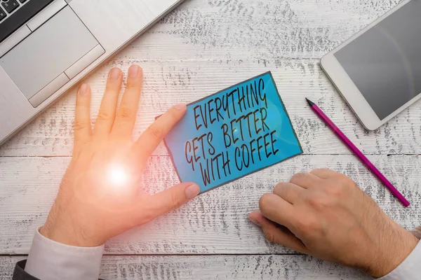 Conceptuele hand schrijven toont alles wordt beter met koffie. Zakelijke foto tekst hebben een warm drankje bij problemen. — Stockfoto