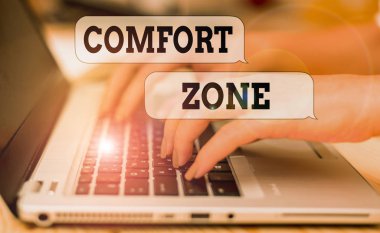 Comfort Zone'u gösteren not yazma. Dizüstü akıllı telefon ve ofis malzemeleri teknolojisi ile kişinin kendini güvende ve stressiz hissettiği yer veya durum vitrine.