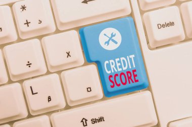 Kredi Puanını gösteren kavramsal el yazısı. Kredi dosyalarına dayalı bir bireyin iş fotoğrafı metin kredibilançosu Beyaz arka plan tuşu kopyalama alanı üzerinde not kağıdı ile Klavye.