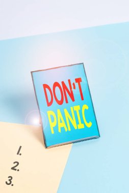Don T Panic'i gösteren bir not yazıyorum. İş fotoğrafı korku ani güçlü duygu vitrine makul düşünce önler.