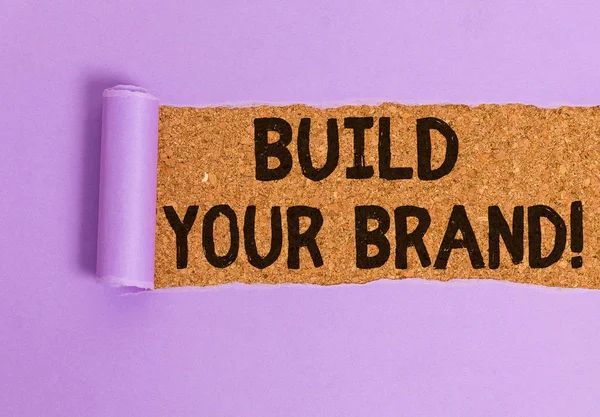 Концептуальный почерк, показывающий Build Your Brand. Экспозиция деловой фотографии создает или улучшает знания и мнения клиентов о продукте . — стоковое фото