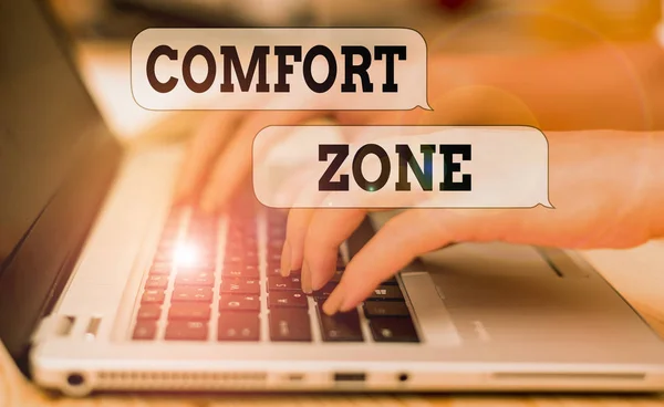 Schrijf notitie met de comfort zone. Zakelijke fotopresentatie plaats of situatie waar men voelt veilig en zonder stress vrouw met laptop smartphone en kantoorbenodigdheden technologie. — Stockfoto