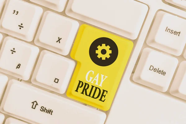 Escritura manual conceptual que muestra el Orgullo Gay. Foto de negocios mostrando Dignidad de un idividual que pertenece a un análisis o woanalysis Teclado de PC blanco con papel de nota sobre el blanco —  Fotos de Stock