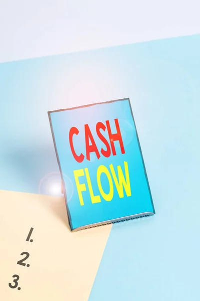A cash flow-t ábrázoló Jegyzet írása. Üzleti fotóbemutató a pénzmennyiség ki-és kiáramlása a likviditással. — Stock Fotó