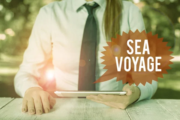 Word írás szöveg Sea Voyage. Üzleti koncepciót lovaglás hajóval az óceánok általában a parti országok női üzleti személy ül az asztal és a gazdaság mobil telefon. — Stock Fotó
