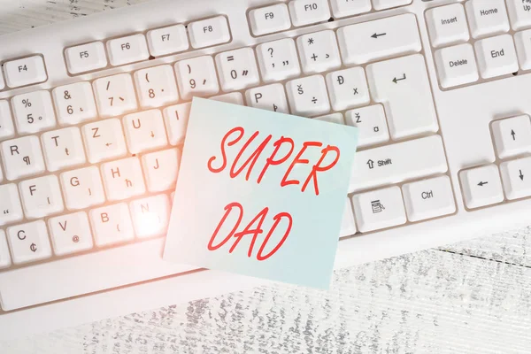 Conceptueel handschrift met Super Dad erop. Zakelijke foto showcasing Kinderen idool en super held een inspiratie om te kijken naar toetsenbord kantoor levert rechthoek vorm papier herinnering hout. — Stockfoto