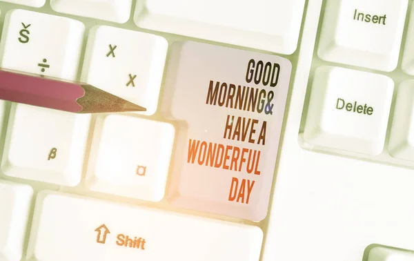 Handskrifts text skriver god morgon och har en underbar dag. Begrepp som betyder hälsning någon i början av dagen vit PC-tangentbord med tomt anteckningspapper ovanför vit bakgrund nyckel kopiera utrymme. — Stockfoto