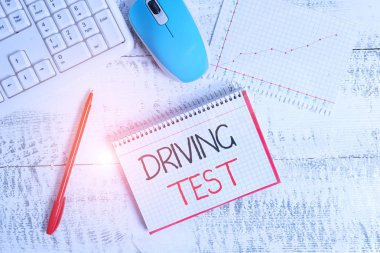 Sürüş Testi gösteren kavramsal el yazısı. Bir gösteren s test etmek için iş fotoğraf metin prosedürü bir motorlu araç Ahşap masa ofis cihazı bilgisayar donatımlar çizelgeleri kağıt sürücü yeteneğidir