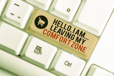 Merhaba Comfort Zone'umdan Ayrılıyorum'u gösteren bir metin işareti. Kavramsal fotoğraf Yapma büyük değişiklikler Evolution Growth Beyaz pc klavye beyaz arka plan anahtar kopyalama alanı üzerinde boş not kağıdı ile.