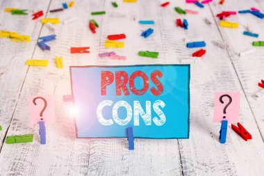 Kelime yazma metin Eksileri. Ahşap masaya yerleştirilen ataş ile Karalama ve parçalanan levha gösteren olumlu ve olumsuz faktörler veya nedenleri için İş kavramı.