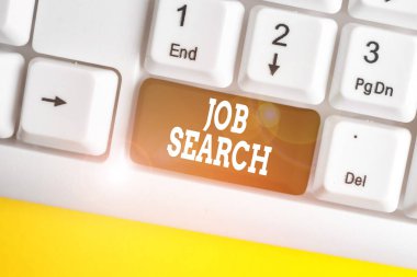 İş Aramagösteren kavramsal el yazısı. İş fotoğraf metni Beyaz arka plan üzerinde not kağıdı ile mesleği için uygun iş bulmak için gösteren bir hareket Beyaz pc klavye.