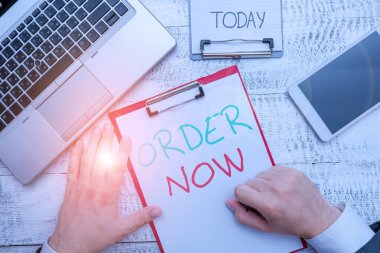 Şimdi Sipariş'i gösteren metin işareti. Kavramsal fotoğraf servisi restoranlar veya mağazalar eve ihtiyacınız olanı almak için sağlar.