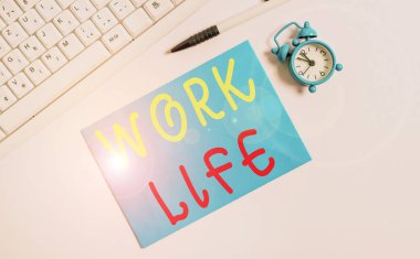 Çalışma Hayatını gösteren not yazma. İş fotoğraf vitrin bir s ihtiyaçlarını sürdürmek için para ern için bir günlük görev pc klavye kalem ve saat üzerinde boş not kağıdı üzerinde yatıyordu kendini Düz.