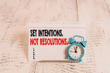 Set Intentions Değil Kararları gösteren kavramsal el yazısı. İş fotoğrafı metni Yeni başlangıç hedeflerine ulaşmak için olumlu seçimler.