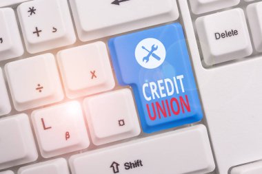 Kredi Birliği gösteren kavramsal el yazısı. Beyaz arka plan anahtar kopyalama alanı üzerinde not kağıdı ile üyelere küçük krediler klavye yapar İş fotoğraf metin kooperatif dernek.