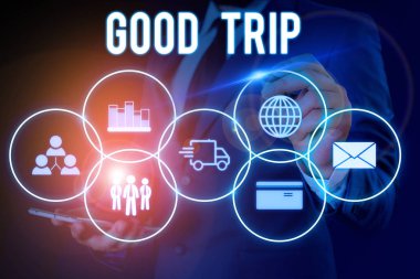 Kelime yazma metni Good Trip. Bir yolculuk veya yolculuk için iş konsepti, tekne ile işletilen, tren, otobüs, ya da araç her türlü Erkek insan giyim resmi iş elbisesi akıllı cihaz kullanarak sunum sunan.