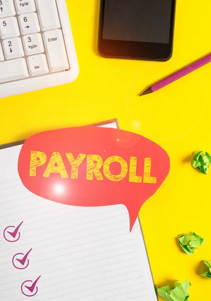 Handschrifttekst Payroll. Concept betekent Bedrag van de lonen en salarissen betaald door een bedrijf aan zijn werknemers Leeg rood bellenpapier op de tafel met pc toetsenbord. — Stockfoto