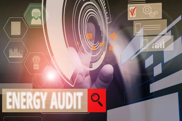 Handgeschreven tekst schrijven energie audit. Concept betekent beoordeling van de energiebehoefte en efficiëntie van een gebouw mannelijke menselijke slijtage formeel werk pak presentatie presenteren met behulp van smartapparaat. — Stockfoto