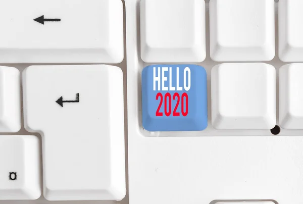 Рукописний текст написання Hello 2020. Концепція значення вираз або жест привітання відповідаючи на телефон білий ПК клавіатура з порожнім папером записку вище білий фон ключ копіювати простір. — стокове фото