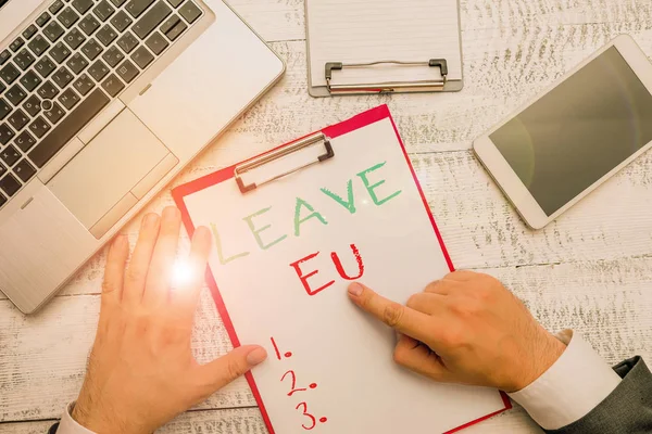 Escrita de mão conceitual mostrando Leave Eu. Foto de negócios mostrando um ato de uma manifestação para deixar um país que pertence à Europa . — Fotografia de Stock