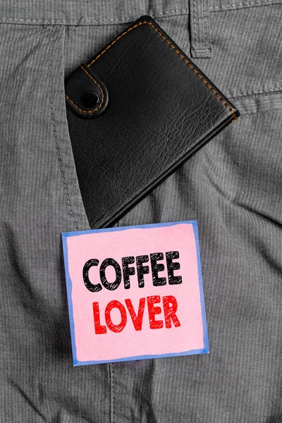 Почерк, написанный любителем кофе. Концепция означает демонстрации, кто любит или любит пить кофе Маленький бумажник внутри человека брюки передний карман рядом с нотной бумаги . — стоковое фото