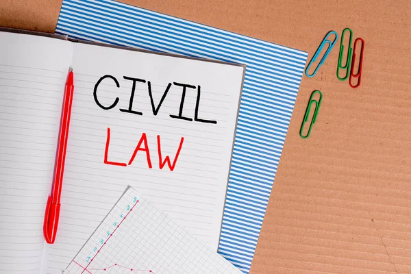 Escribiendo una nota que muestra Derecho Civil. Muestra de fotos de negocios Ley relacionada con las relaciones privadas entre los miembros de la comunidad Cuaderno de cartón rayado cuaderno oficina estudio suministros carta papel . — Foto de Stock