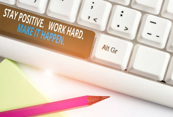 Scrivere una nota che mostra Stay Positive Work Hard Make It Happen. Business photo showcase Ispirazione Motivazione Atteggiamento Tastiera bianca pc con carta nota sopra lo sfondo bianco . — Foto Stock