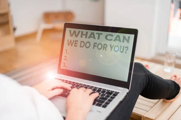 Handgeschreven tekst schrijven wat kunnen we doen voor uw vraag vragen. Concept betekenis hoe kan ik helpen vrouw laptop computer kantoor levert technologische apparaten in huis. — Stockfoto