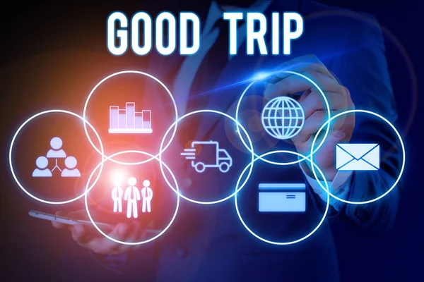 Текст слова Good Trip. Деловая концепция путешествия или путешествия, управляемая лодкой, поездом, автобусом или любым видом транспортного средства Мужской человек носить официальный рабочий костюм презентация с использованием смарт-устройство . — стоковое фото