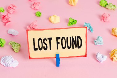 Lost Found'u gösteren kavramsal el yazısı. İş fotoğraf metin Geride bırakılan ve sahibine alabilirsiniz Şeyler Renkli buruşturulmuş kağıtları boş hatırlatma pembe zemin clothespin.