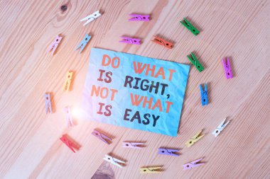 Kelime yazma metni Do What Is Right Ne Kolay değil. Doğru eylemler yapmak için iş konsepti Bütünlük Var Renkli clothespin kağıtları boş hatırlatma ahşap zemin arka plan ofis.