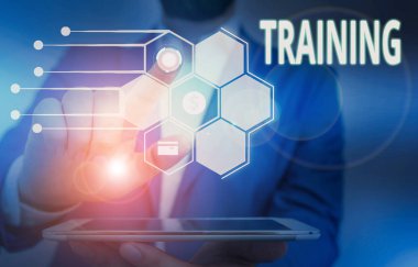 Eğitim gösteren kavramsal el yazısı. İş fotoğrafı vitrinyeni bir iş projesi başlatılırken veya iş Erkek resmi takım elbise sunum akıllı cihaz sunarken oluştu.