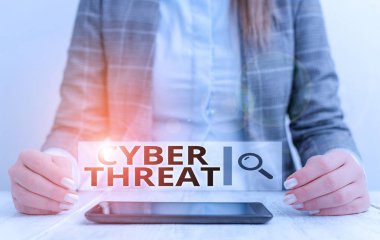 Siber Tehdit yazan el yazısı metin. Kavram anlamı masada cep telefonu ile oturan bir bilgisayar sistemi İş kadını ciddi zarar verme potansiyeline sahiptir.