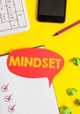 El yazısı metin Mindset. Kavram anlamı o orshe pc klavye ile masada boş kırmızı kabarcık kağıt ne yapılacak bir gösteren standart bir düşünce.